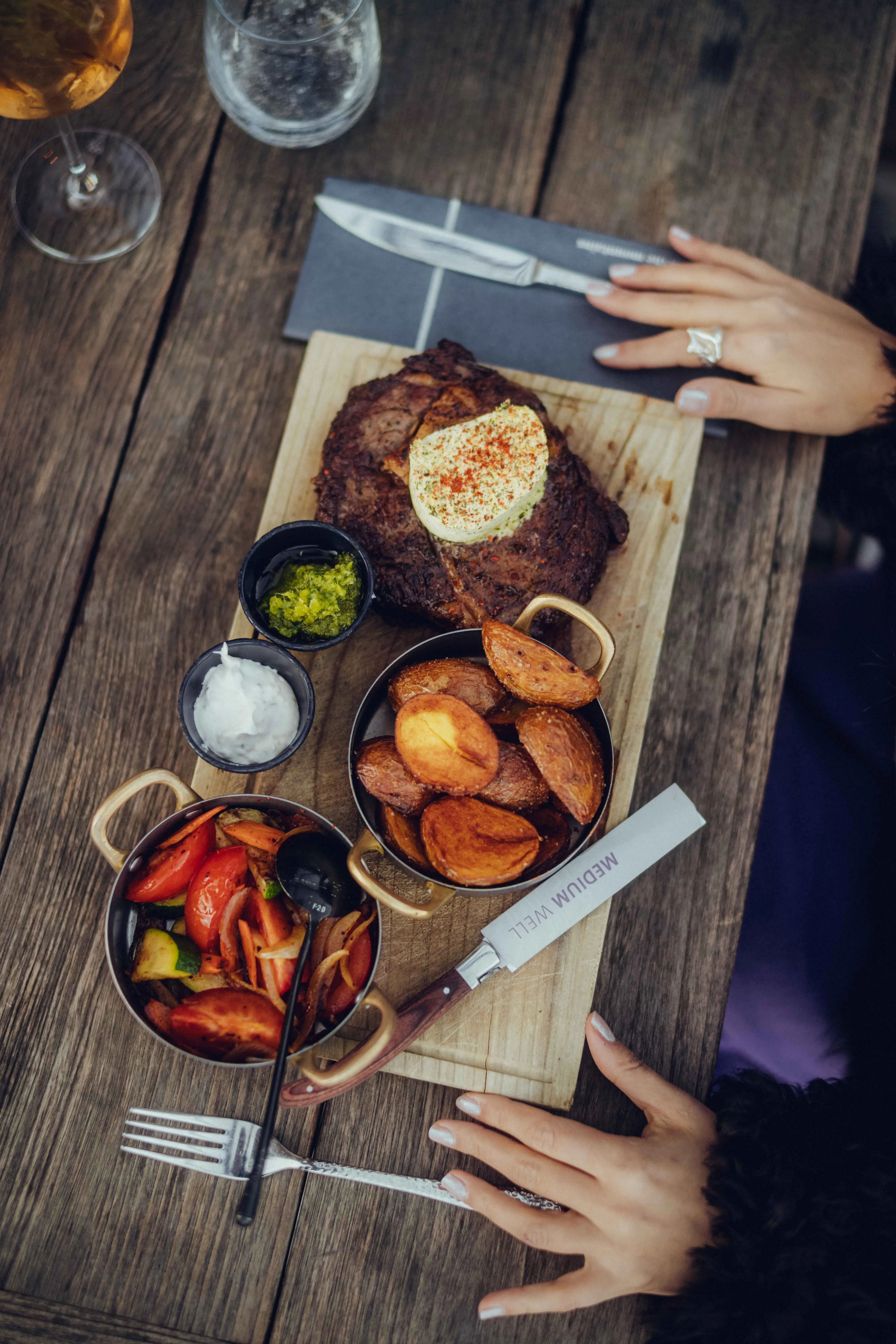 Speciality z grilu na dřevěné uhlí