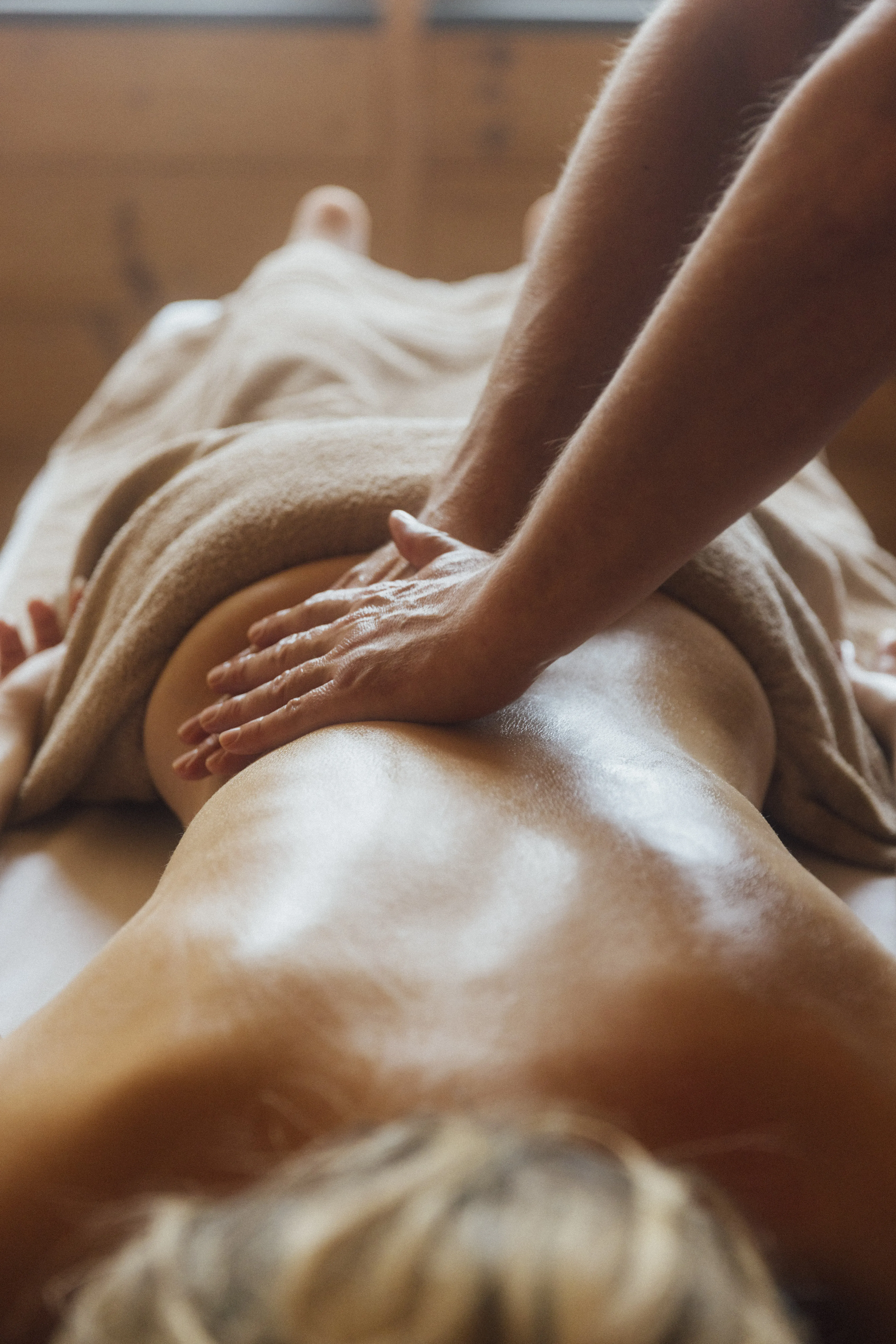 Žena si užívá masáž